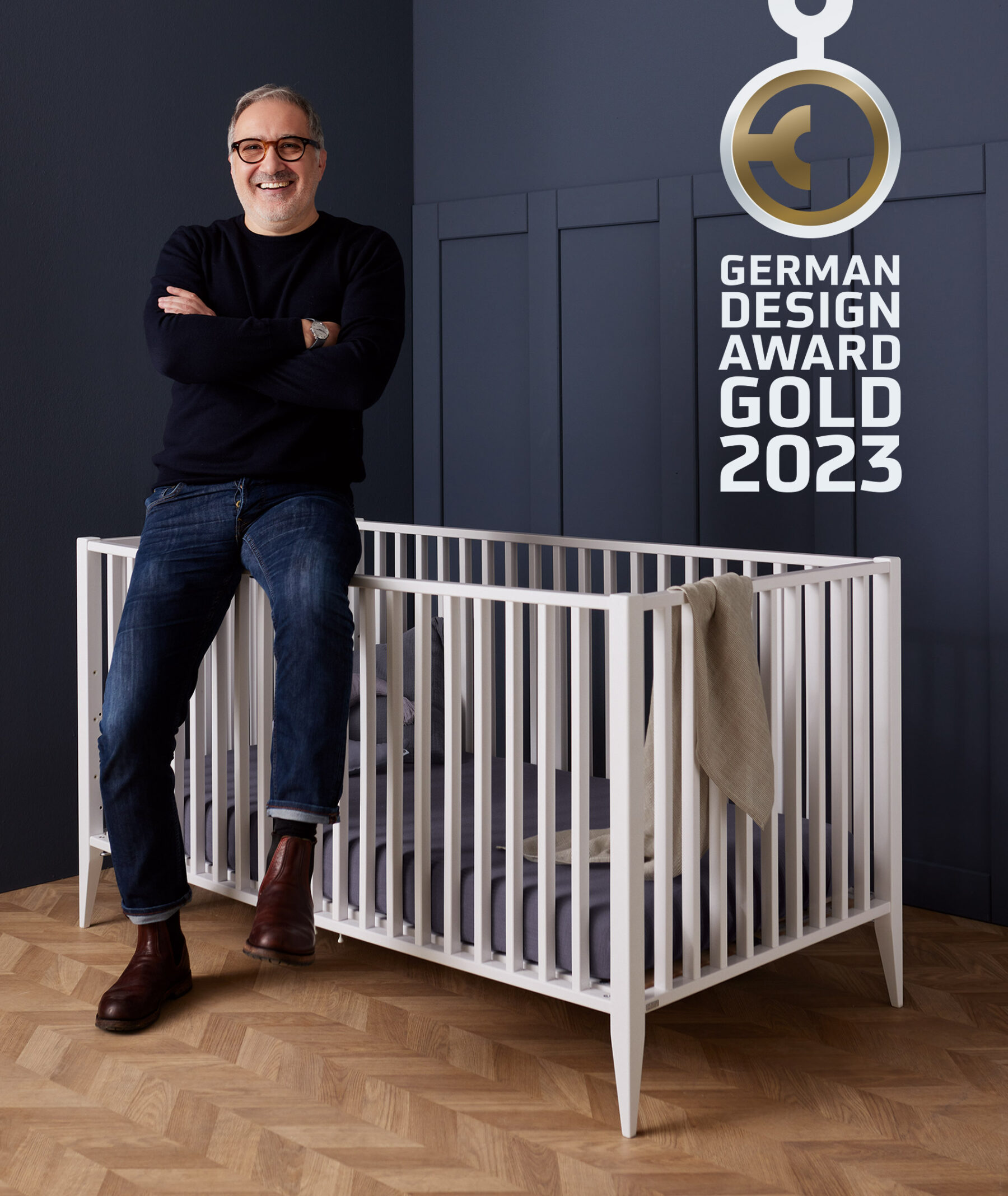 Designer Bruno Agostino mit Babybett Felie